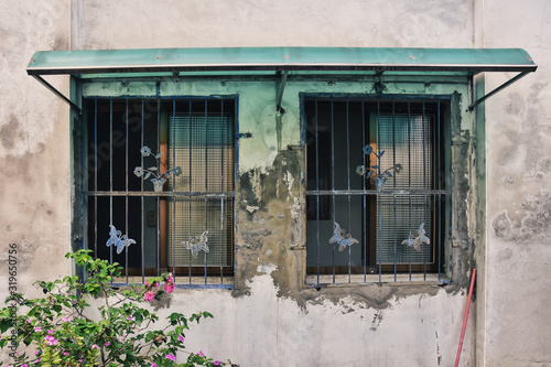 蝶々モチーフの鉄格子のある台湾の古い家　Processed with VSCO with u4 preset