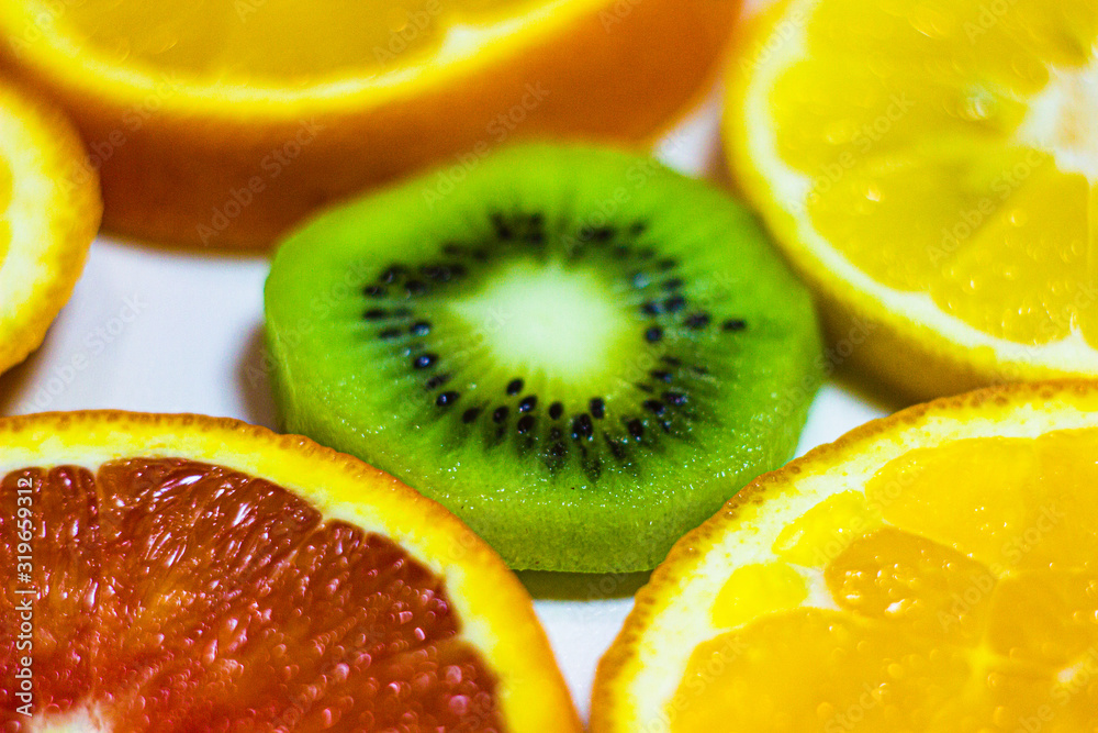 Naklejka soczyste kolorowe owoce na stole