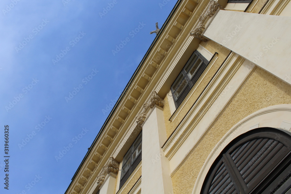 Palazzo neoclassico in centro città Palazzo neoclassico in centro città