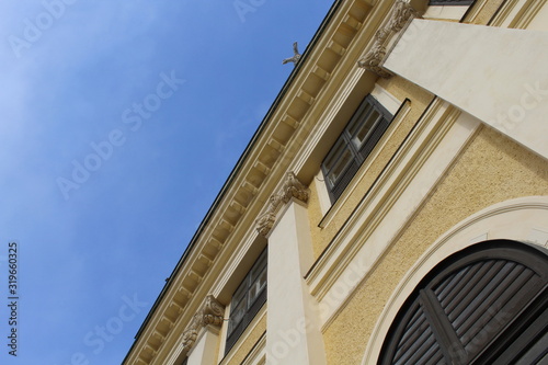 Palazzo neoclassico in centro città  © Alfons Photographer