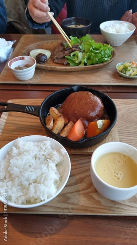 スキレットに乗った十勝牛のハンバーグセット