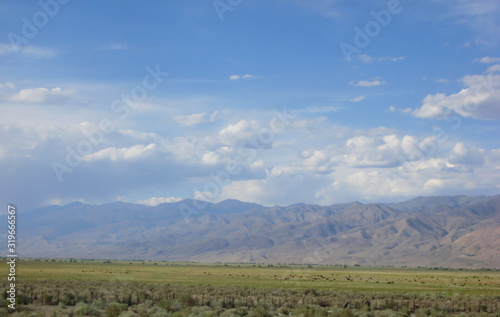 Blick   ber wolkenverhangenen Gebirgszug der Sierra Nevada