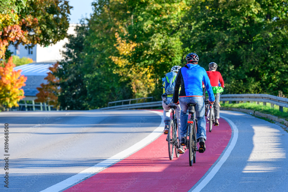 Radfahrer mit eigener Spur im innerstädtischen Verkehr unterwegs Radfahrer mit eigener Spur im innerstädtischen Verkehr unterwegs