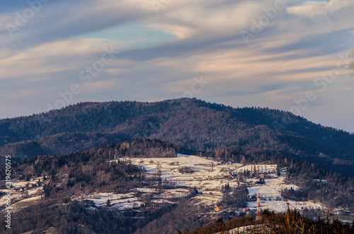 Oświetlone łąki w Pieninach zimą © wedrownik52
