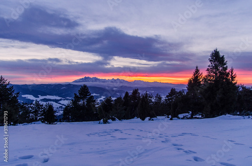 Zimawy zachód słońca z panoramą na Tatry