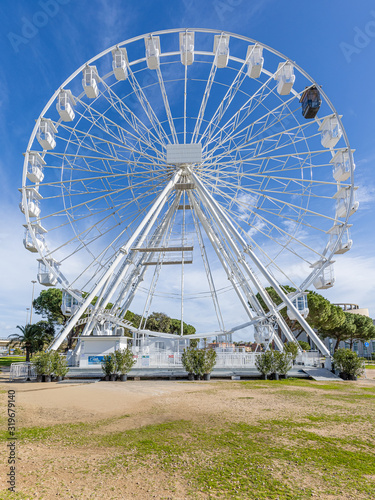 Ferris wheel in in front of the sea