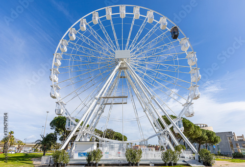 Ferris wheel in in front of the sea