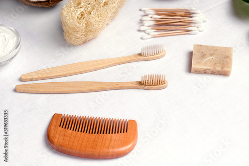 Foto wooden bath accessories close-up. Zero waste concept