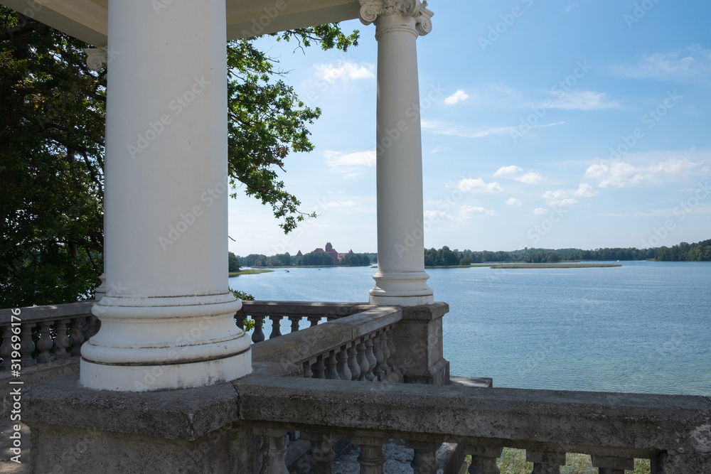 Blick auf den Galve See aus dem Landschaftspark von Užutrakis Tyszkiewicz Manor in der Nähe von Trakai in Litauen