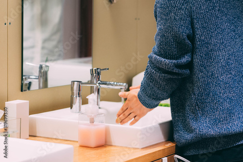 手洗いをする男性