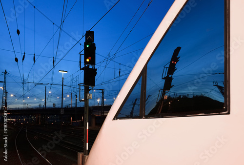 Signale Spiegelung Lok Triebwagen Schnellzug Führerstand Abfahrt Fahrt Langsam Hauptsignal Bahnhof Reisen Eisenbahn Hochspannung Oberleitung Dämmerung Lichter blaue Stunde Hagen Westfalen Brücke photo