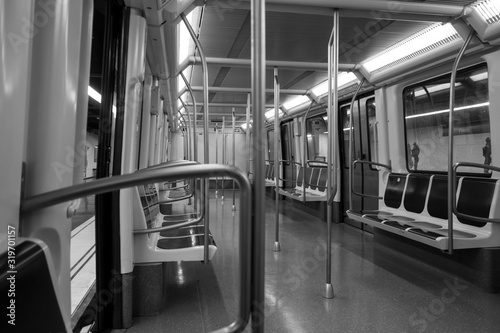 Photography Metro de barcelona vacío en blanco y negro