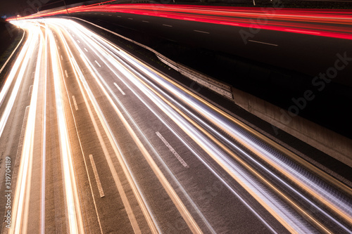 Deutsche Autobahn mit Verkehr bei Nacht