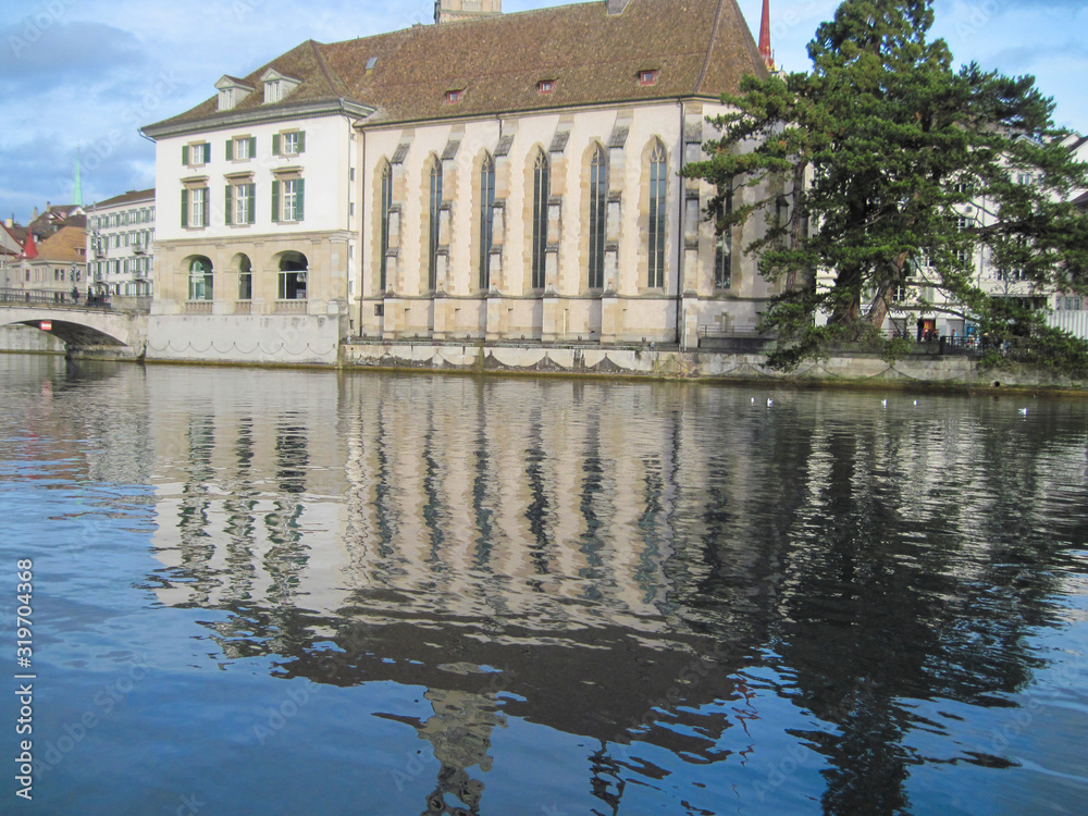 Obraz premium reflection of house in water. cathedral on the river in Zurich