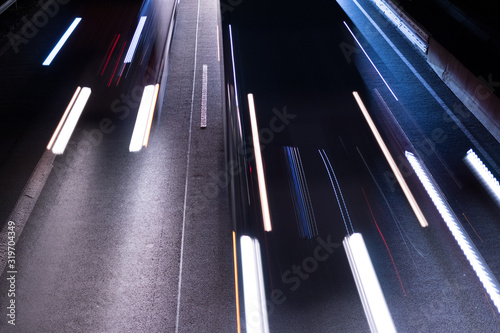 Deutsche Autobahn mit Verkehr bei Nacht