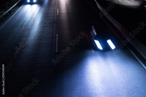Deutsche Autobahn mit Verkehr bei Nacht © Christian Schwier
