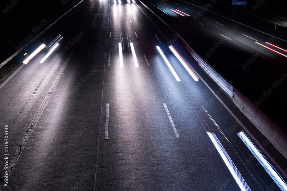 Deutsche Autobahn mit Verkehr bei Nacht Deutsche Autobahn mit Verkehr bei Nacht