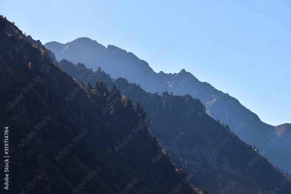 Le Grand Replond (alt 2506 m)  au contre jour d'automne