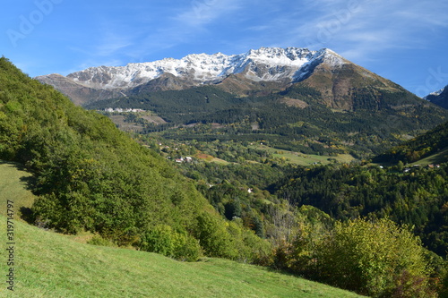 Le Massif d'Allevard (Chaîne de Belledonne), vu de la Tour de Montffalet © Alexis BORG