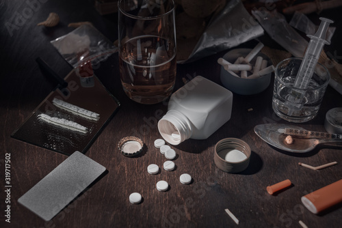 Cuadro en lienzo Various drugs, alcohol and cigarettes are on the wooden table