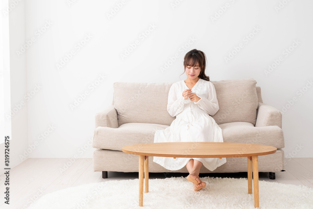 ワンピースを着ている女性 ワンピースを着ている女性