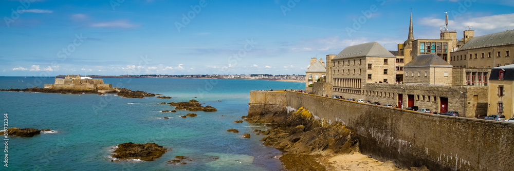 View of the corsair citadel and the seaside of Saint-Malo - obrazy, fototapety, plakaty 