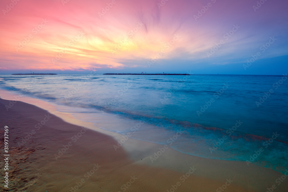Obraz premium Early morning. Pink sunrise over the sea