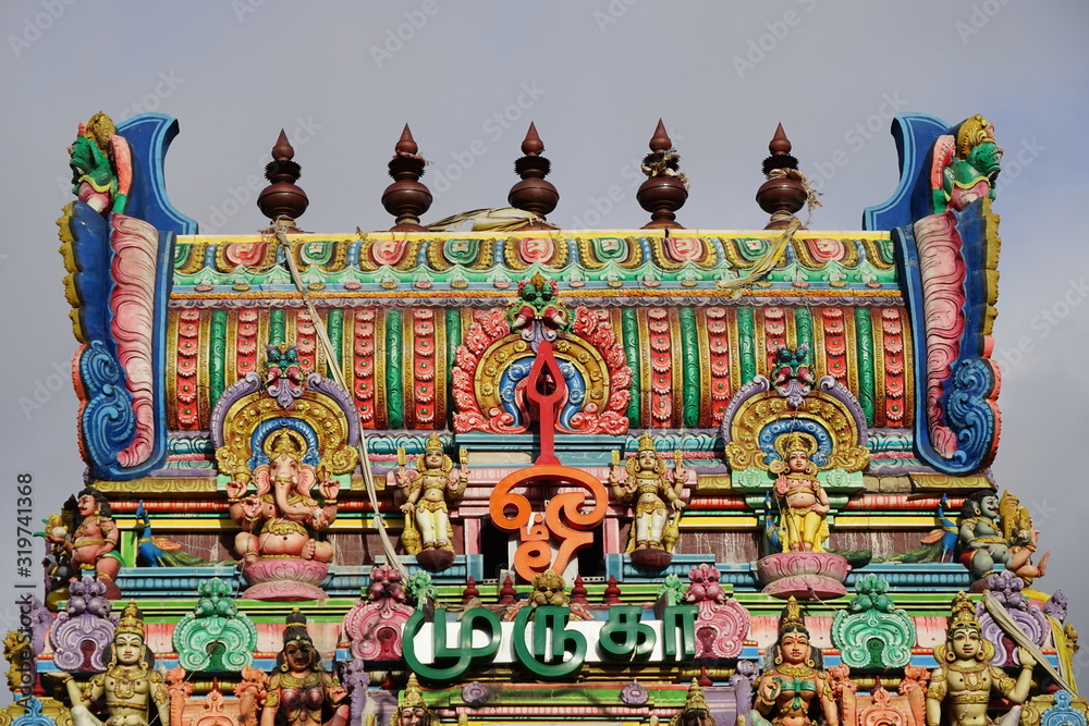 Dach eines Hindutempels mit bunten Götterfiguren