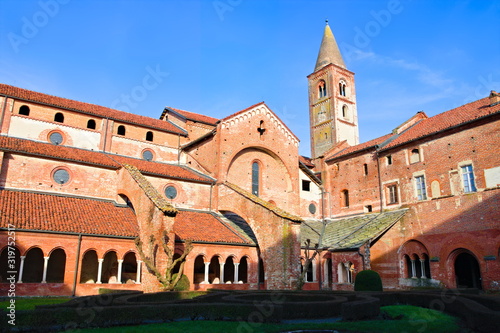 Photos Staffarda, Piedmont, Italy - January 20, 2020: View of the cloister and internal