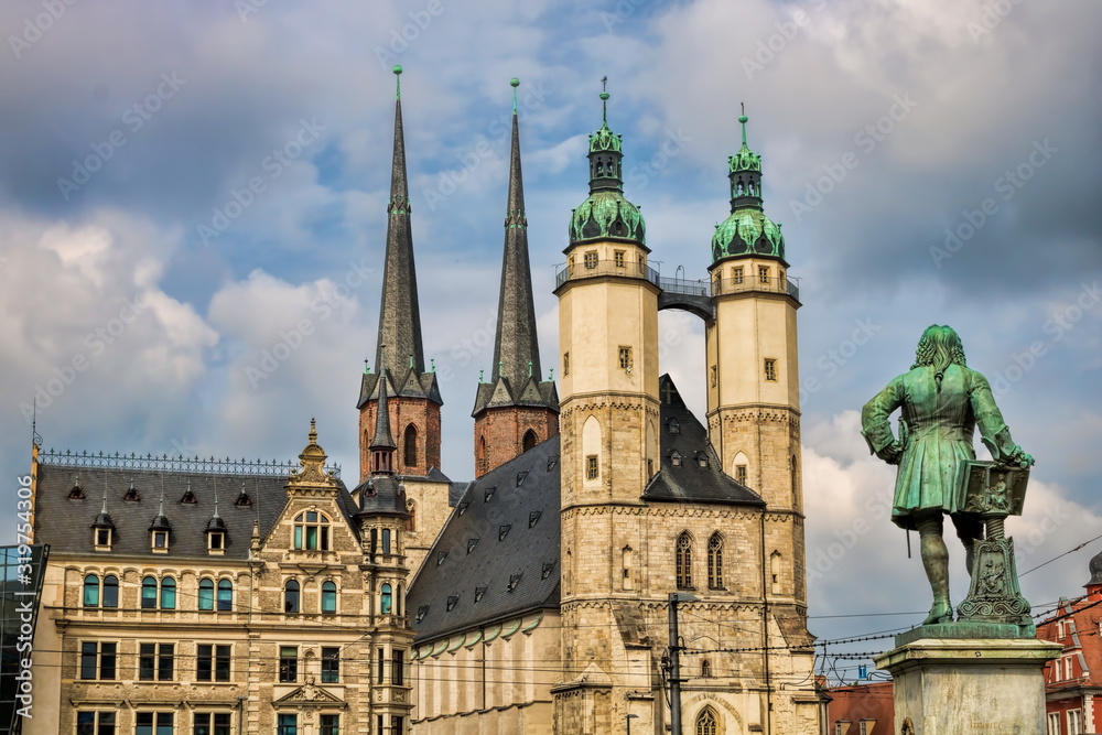 Obraz premium halle saale, deutschland - marktkirche unser lieben frauen und denkmal von johann gottfried händel