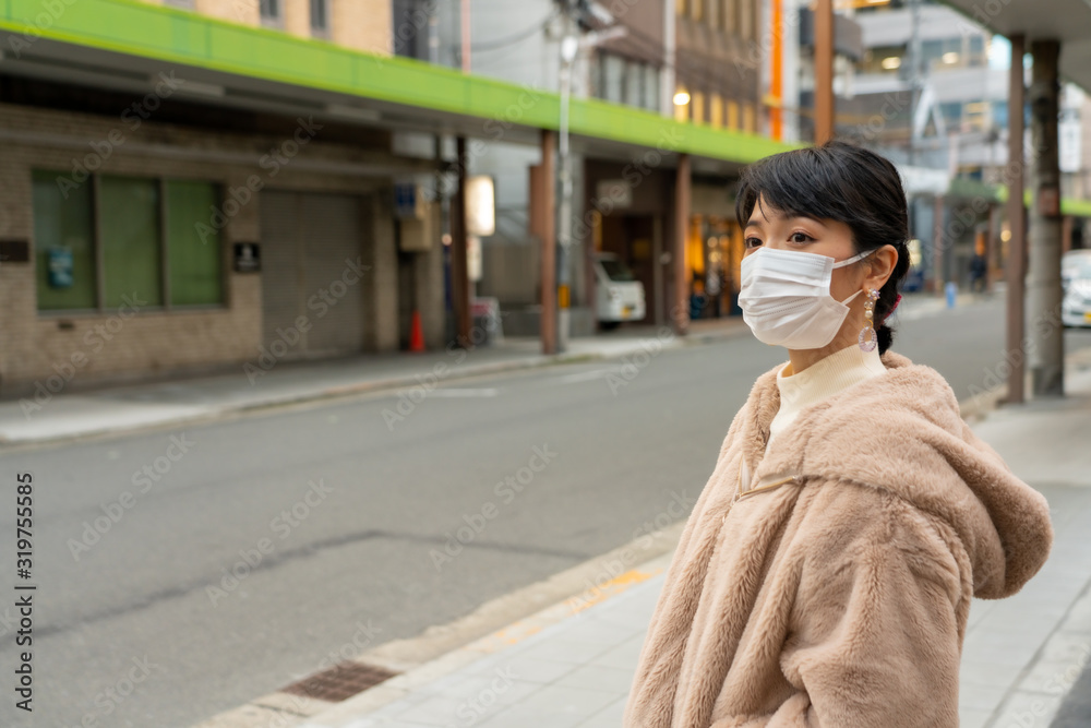 Fototapeta premium マスクする女性