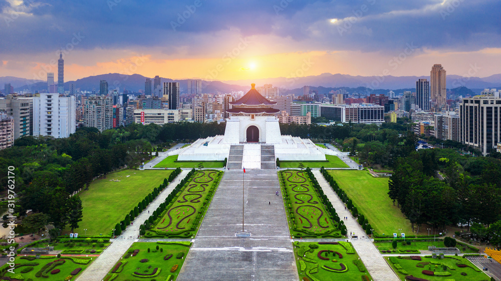 Obraz premium Aerial view of Chiang Kai Shek Memorial Hall in Taipei, Taiwan.