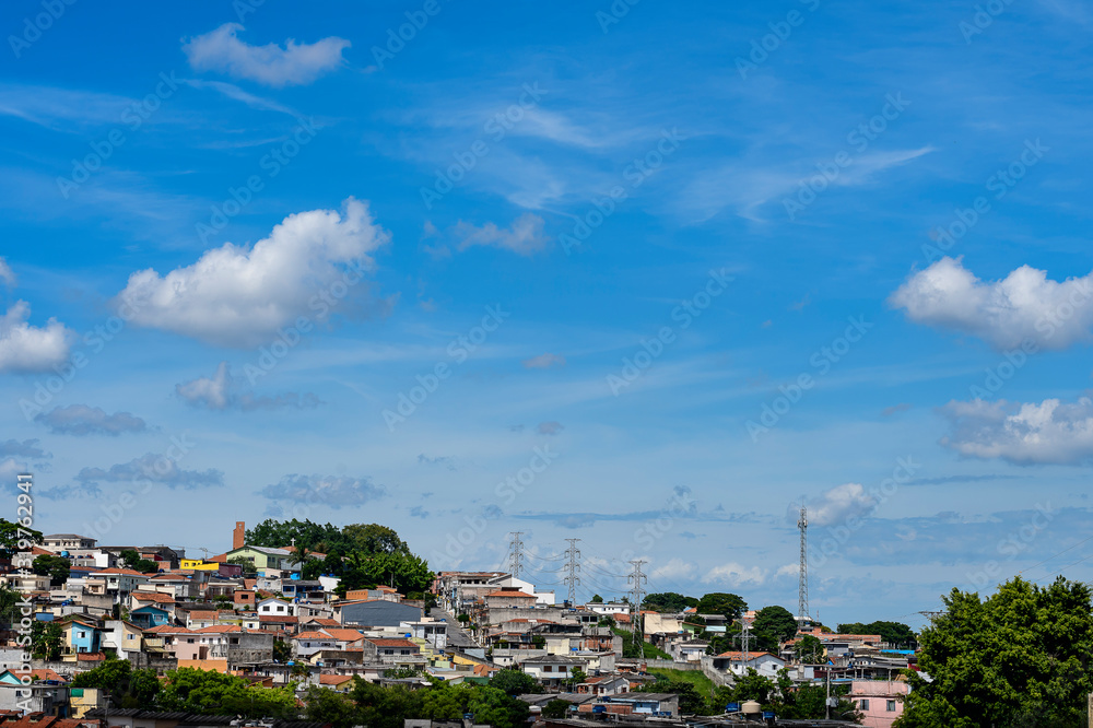 paisagem urbana periferia de são paulo Brasil com céu azul com algumas nuvem