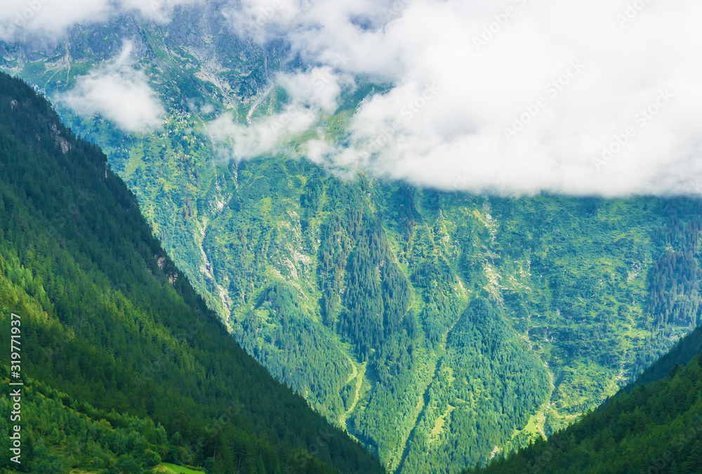 Φωτογραφία Bernese Mountains at Lauterbrunnen valley in Interlaken Oberhasli district of Bern canton in Switzerland