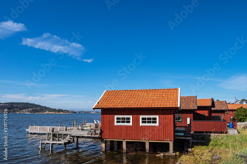 Bootshäuser nahe der  Stadt Fjällbacka in Schweden