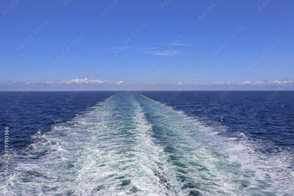 Fahrspur einer Fähre im Meer Fahrspur einer Fähre im Meer