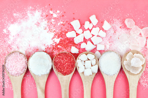 Foto Mix of sugar varieties: pink, red and white, refined, granulated and cubes, sele