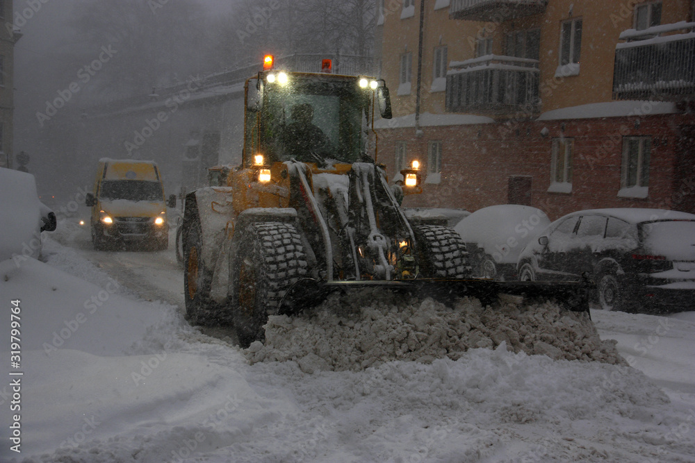 Snöstorm, snöröjning på gator i Stockholm/Södermalm Snöstorm, snöröjning på gator i Stockholm/Södermalm