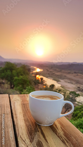Kaffee mit Sonnenaufgang in Afrika