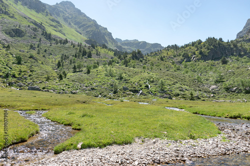 Randonée à  Rappel concernant les règles de confidentialité de Google Étangs de Fontargente dans les Pyrénées orientales avec pelouse verte, montagne et ciel bleu a l'horizon en été
