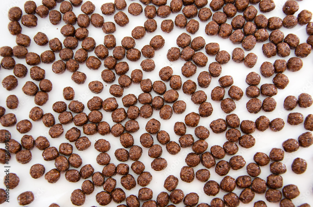 Obraz premium Chocolate corn balls as abstract food background. Top view.