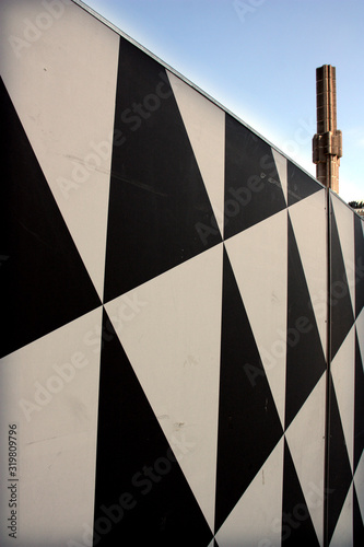 Glasobelisken vid Sergels torg och svart vit mönster på byggavskärmningstyg..