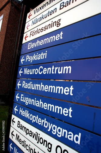 Informationstavla vid Karolinska sjukhuset i Solna.