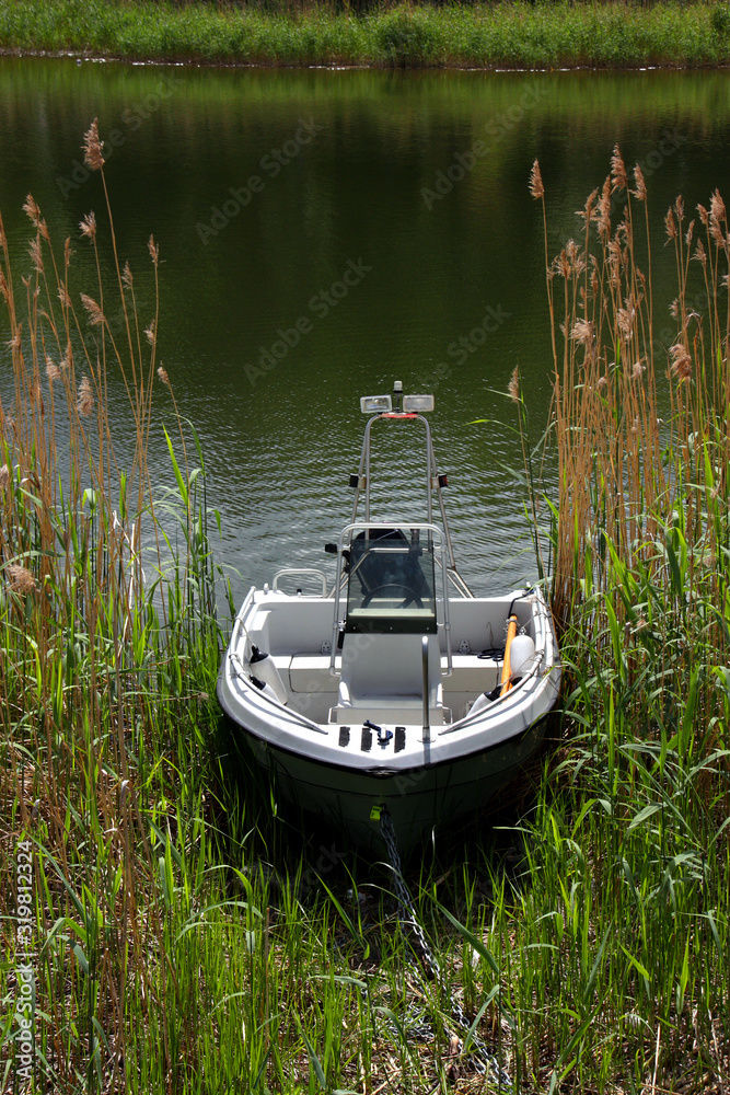 Motorbåt i vassen.