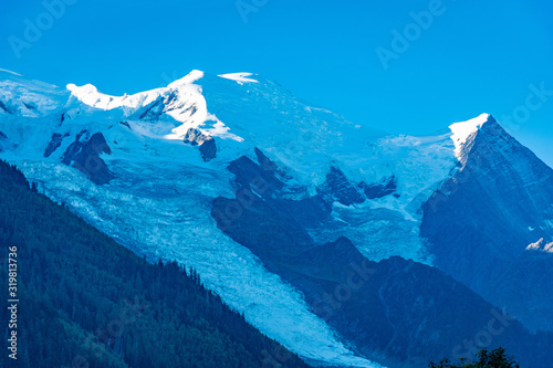 Sommet de la montagne mont blanc avec aiguille du midi en haute savoie © Camille