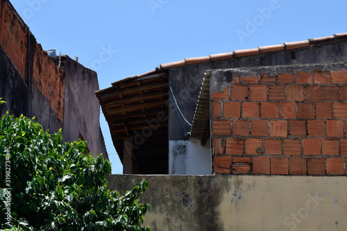 Construção de alvenaria aparente em favela do Brasil. Tijolo baiano
