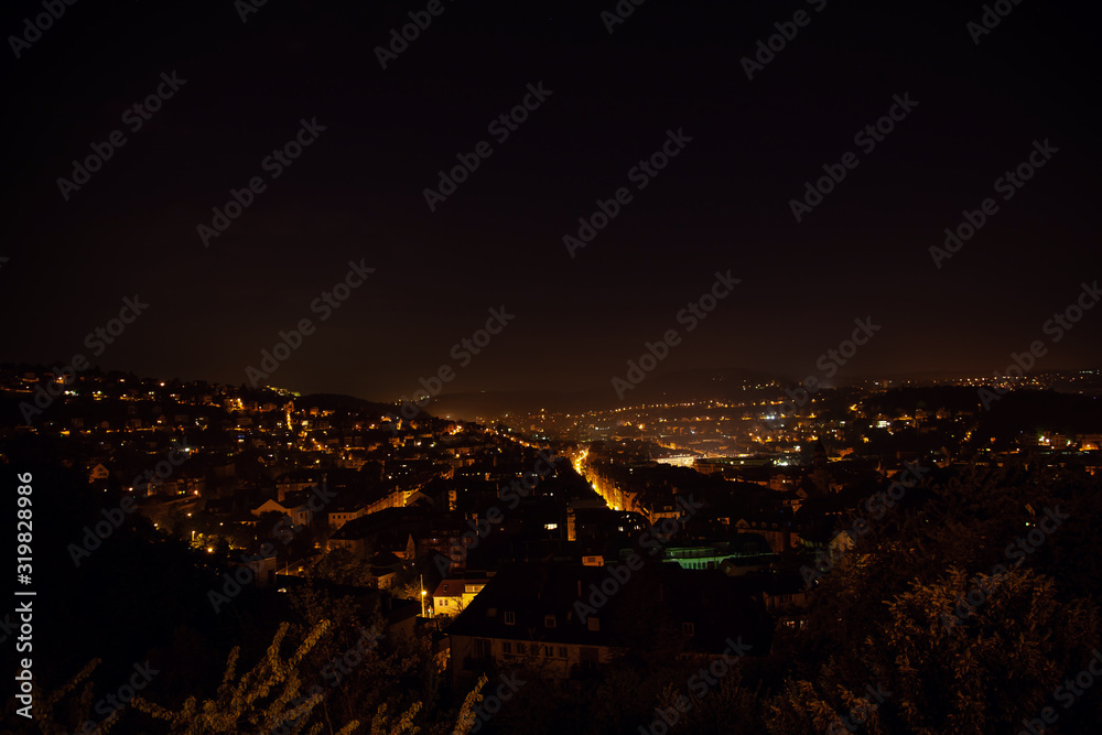 Eine schöne Nachtaufnahme von Stuttgart im Jahre 2013, Langzeitbelichtung in der Stadt