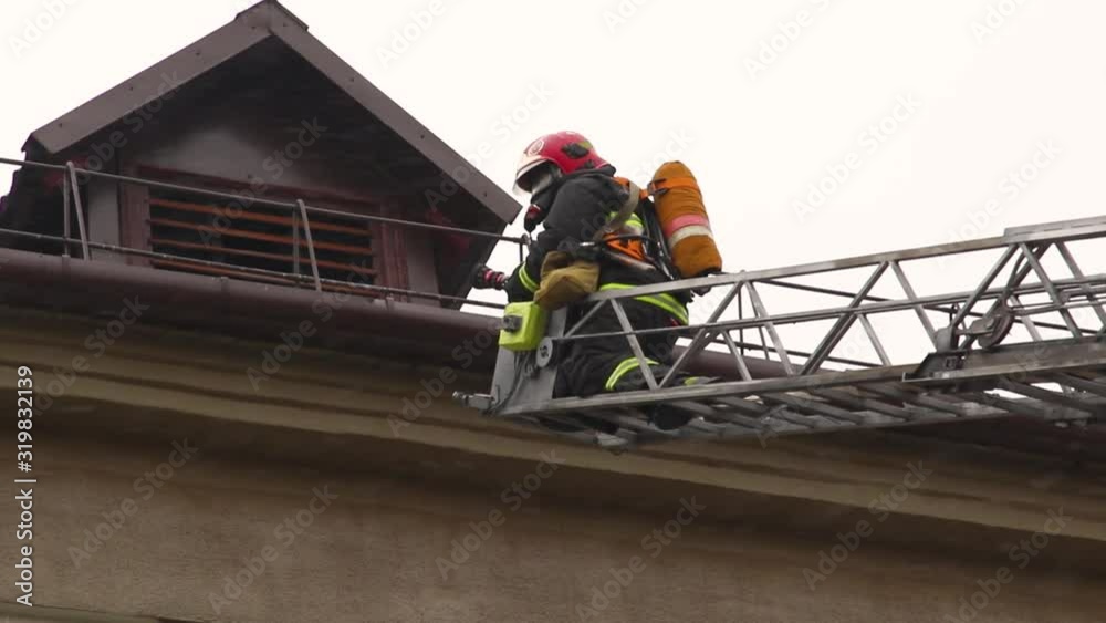 Rescuers rise on the rise to eliminate the fire. Firefighters battle ...