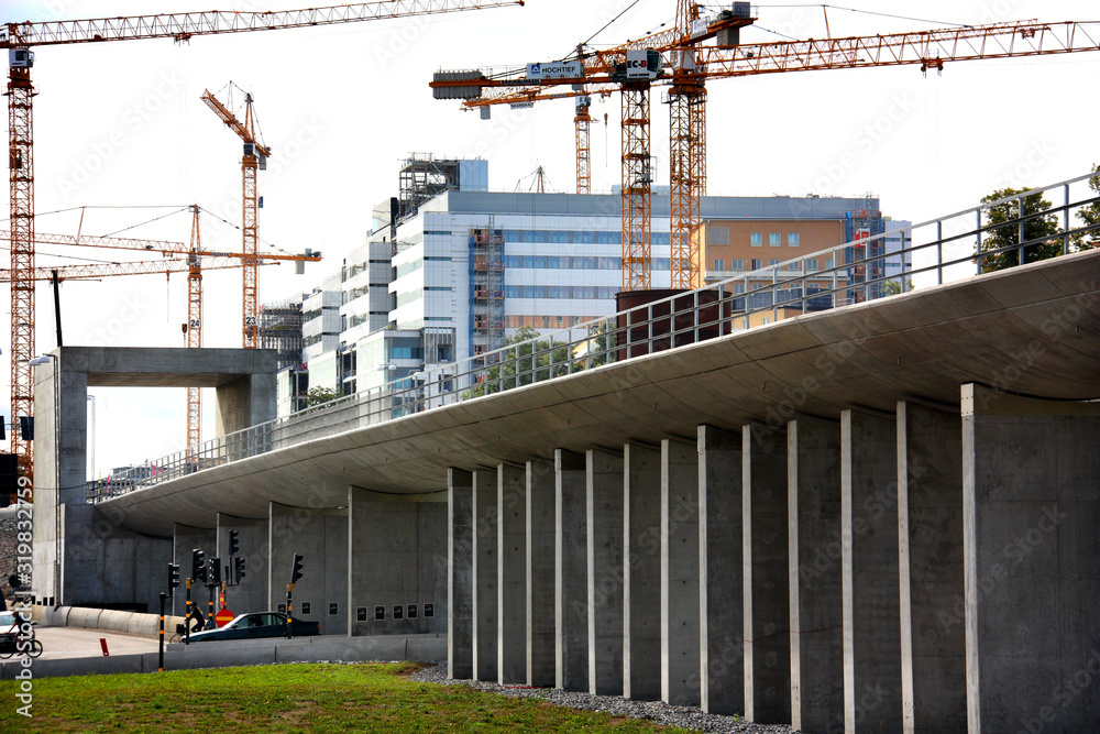 Byggkranar vid bygget av nya karolinska sjukhuset vid norra länken Byggkranar vid bygget av nya karolinska sjukhuset vid norra länken