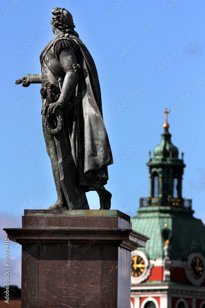 Fototapeta premium Berzelii park, statyn av Jöns Jacob Berzelius med Jakobs kyrka i bakgrunden..